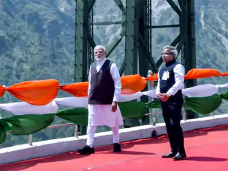पीएम मोदी ने आज चिनाब रेलवे ब्रिज का किया उद्घाटन, फिर कश्मीर की वंदे भारत को हरी झंडी दिखा किया रवाना