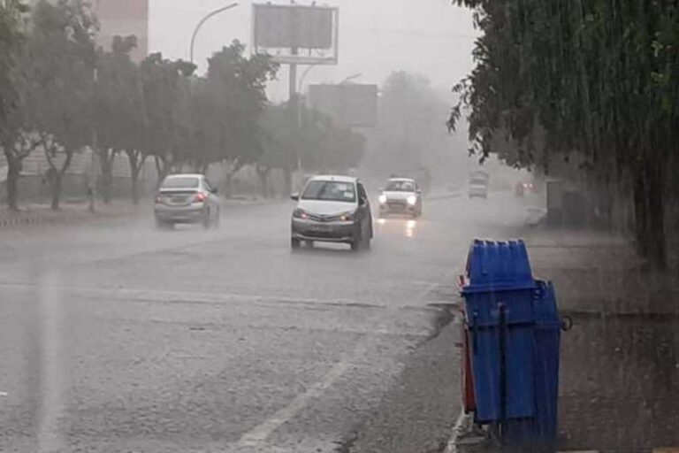 आज आधे भारत में भारी बारिश का अलर्ट, जानें दिल्ली-UP समेत देशभर के मौसम का हाल