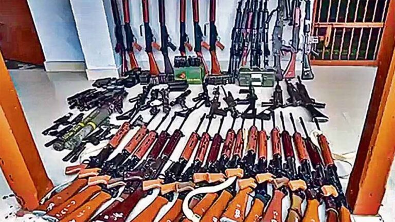 मणिपुर में खुफिया सूचना के आधार पर तलाशी अभियान चलाया, 328 हथियार और युद्ध जैसी सामग्री बरामद
