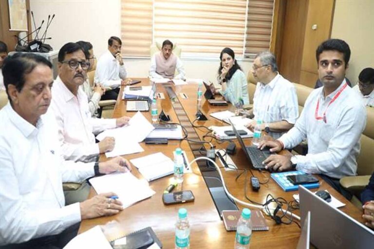 स्वास्थ्य अधोसंरचना विकास कार्यों की गति और गुणवत्ता सर्वोच्च प्राथमिकता : उप मुख्यमंत्री शुक्ल