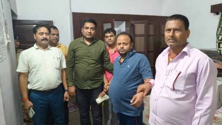 विशेष निगरानी इकाई, पटना की टीम ने 75 हजार की रिश्वत लेते कार्यपालक अभियंता हिरासत में