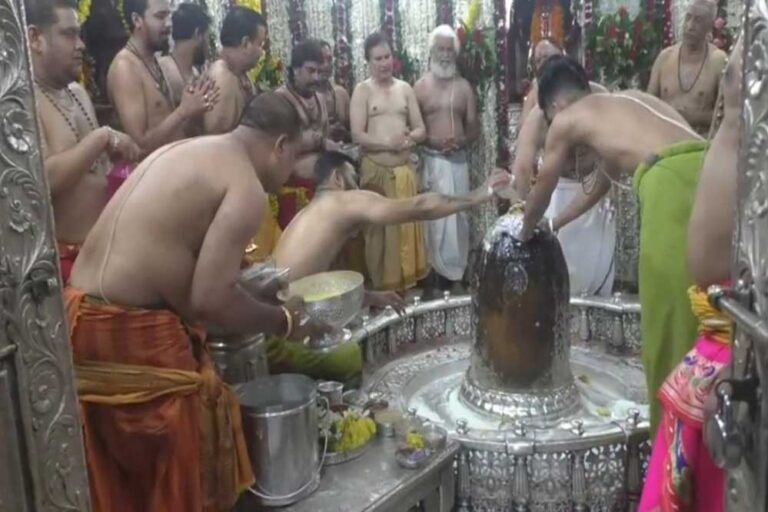 श्रावण मास में विशेष व्यवस्था, भोर में तीन बजे खुले महाकाल मंदिर के द्वार, गूंजा ‘जय श्री महाकाल’
