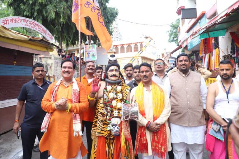 मुख्यमंत्री डॉ. यादव की मंशानुरूप जनजातीय समूहों के कलाकारों ने सवारी में मनमोहक प्रस्तुतियां देकर किया बाबा श्रीमहाकाल का स्वागत