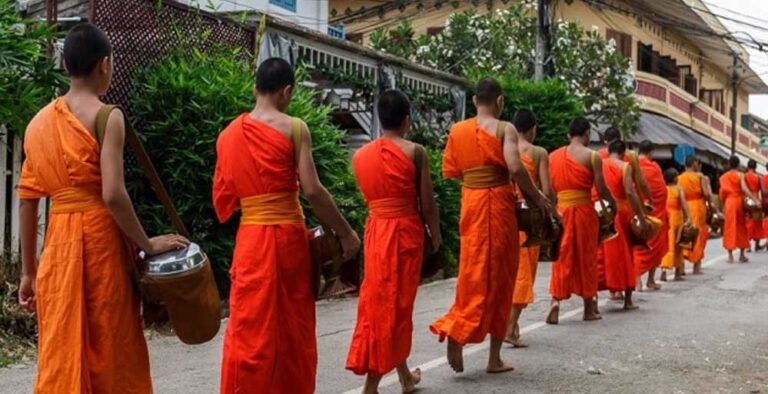 थाईलैंड में एक बड़े सेक्स स्कैंडल का हुआ भंडाफोड़, महिला को साधुओं ब्लैकमेल करने के आरोप में गिरफ्तार किया