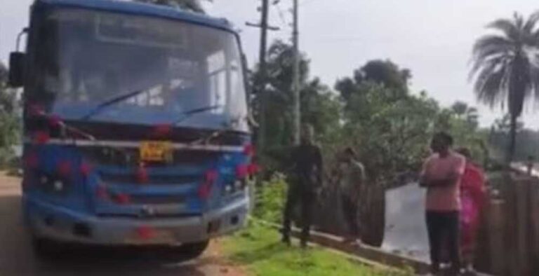 गढ़चिरौली जिले के सुदूर गांव में आजादी के बाद अब पहली बार सरकारी बस सेवा शुरू हुई, जुटे लोग