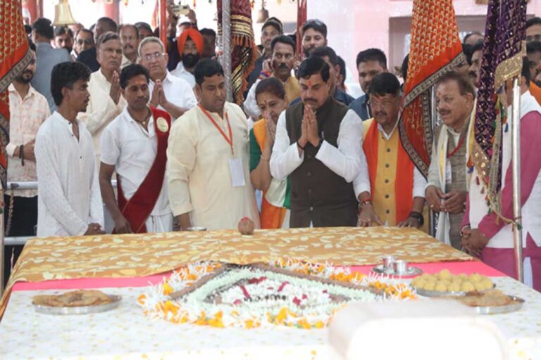 लाखों भक्तों की आस्था और श्रद्धा का प्रतीक है धूनी वाले दादा का मंदिर: मुख्यमंत्री डॉ. यादव