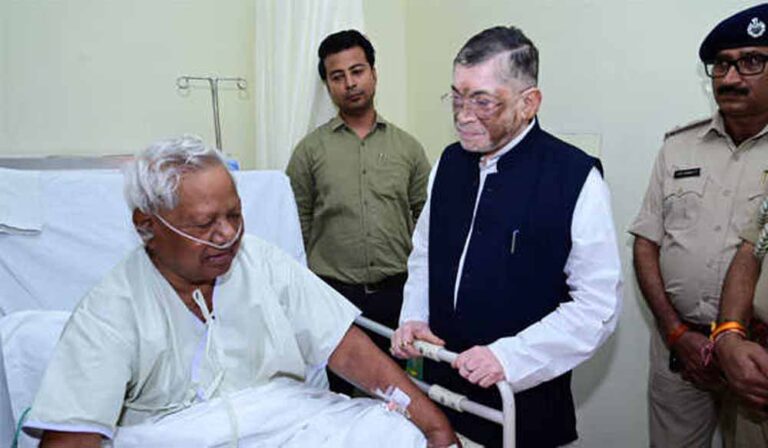 राज्यपाल संतोष गंगवार ने अस्पताल में कड़िया मुंडा से की भेंट, शीघ्र स्वस्थ होने की कामना