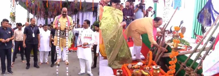 हरेली परंपरा में डूबे डिप्टी सीएम साव: पत्नी संग की खेती उपकरणों की पूजा