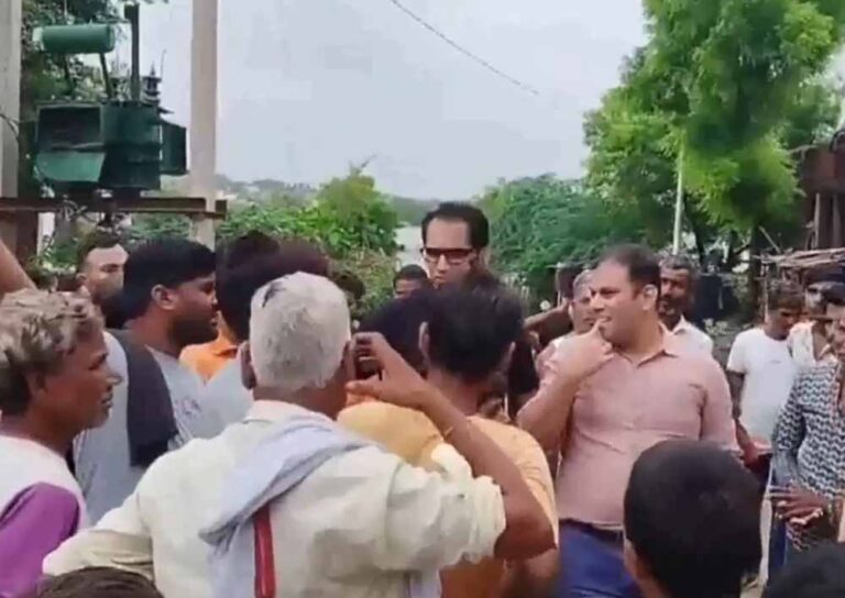 मदनपुरा में बाढ़ का कहर, हालात का जायजा लेने नाव से पहुंचे कलेक्टर