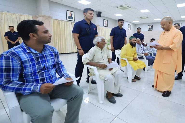 सीएम योगी ने पीड़ितों से की सीधी बात, समस्याएं सुन अधिकारियों को दिए तत्काल समाधान के निर्देश