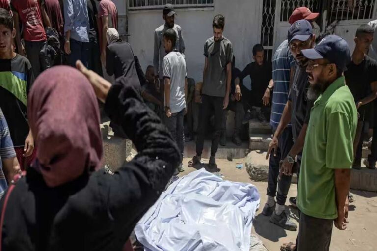 गाजा में तबाही की इंतहा: भूख-प्यास से तड़पते लोग, बमबारी के बीच गूंजती युद्धविराम की पुकार