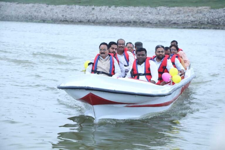 रायपुर : खमढोड़गी जलाशय में बैम्बू राफ्टिंग और नौकायन की हुई शुरुआत, पर्यटन से स्थानीय लोगों को मिलेगा रोजगार