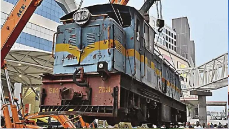 30 साल सेवा के बाद रिटायर हुआ ट्रेन का इंजन! रानी कमलापति स्टेशन पर सजा गौरवशाली इतिहास