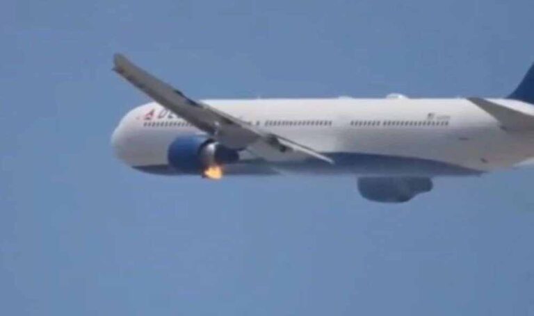 आकाश में मचा हड़कंप: उड़ते विमान के इंजन में लगी आग, करानी पड़ी इमरजेंसी लैंडिंग