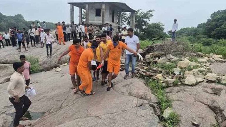 बेड़च नदी हादसा: बाइक समेत बहे दोनों युवकों के शव मिले, एक अज्ञात