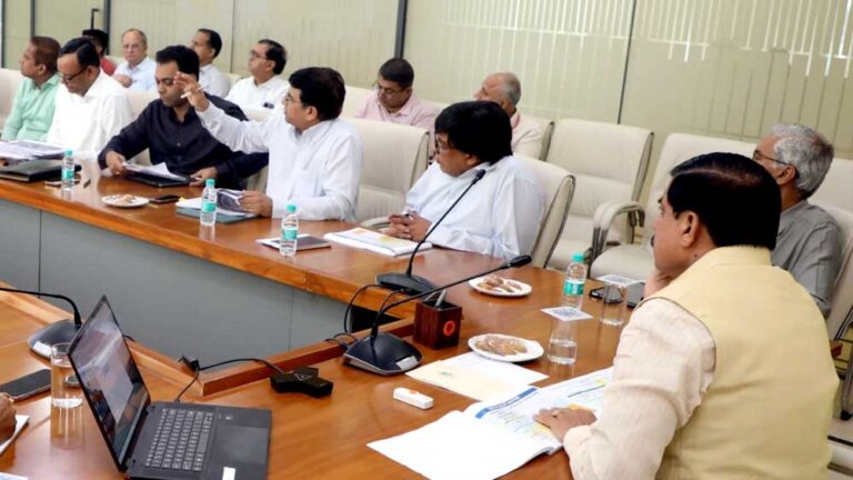 नगरीय क्षेत्रों में झुग्गी बस्तियों के विस्तार को नियंत्रित करने कार्य-योजना बनाई जाए : मुख्यमंत्री डॉ. यादव