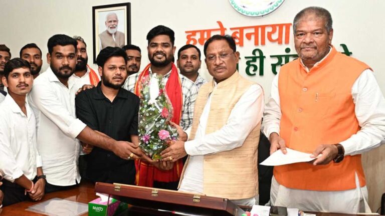 मुख्यमंत्री साय से रजक समाज के प्रतिनिधि मंडल ने की सौजन्य भेंट, राज्य स्तरीय युवा सम्मेलन में शामिल होने का दिया आमंत्रण