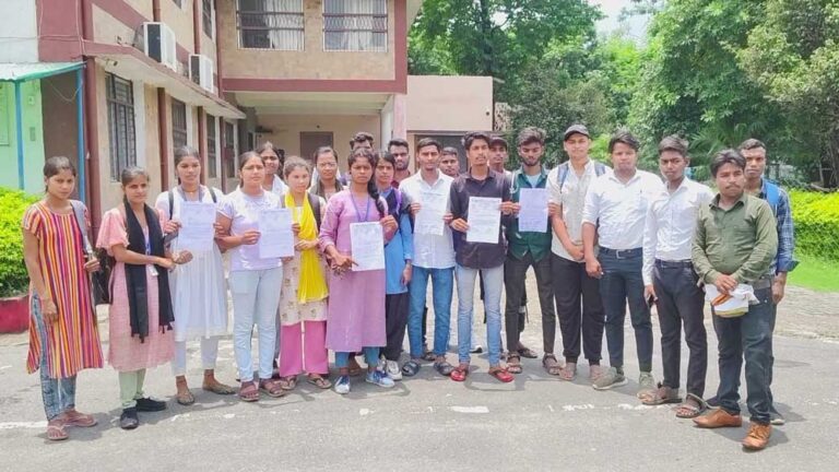 सैकड़ो की संख्या में अनुसूचित जाति जनजाति युवा छात्र संगठन के लोगों ने पुलिस अधीक्षक कार्यालय पहुंचकर सौंपा ज्ञापन