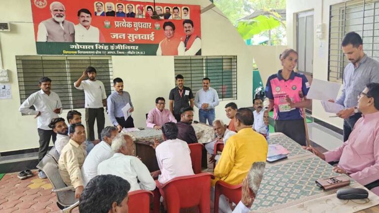 जनसुनवाई :बड़ी संख्या में जनसुनवाई में आये नागरिको की विधायक गोपालसिंह इंजीनियर ने सुनी समस्याएं