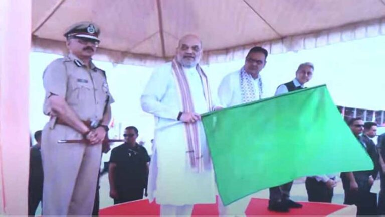 मौसम बना बाधा, गृह मंत्री सड़क मार्ग से पहुंचे दादिया; 12 करोड़ रुपये के लोन किए वितरित
