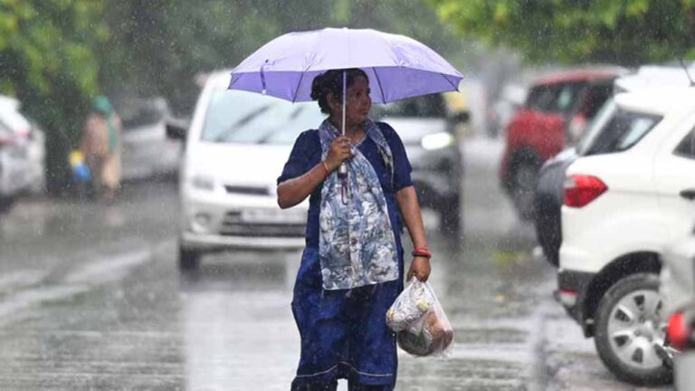 यूपी में बारिश का कहर! चित्रकूट-कानपुर में रिकॉर्ड बरसात, IMD ने जारी की जिलावार चेतावनी