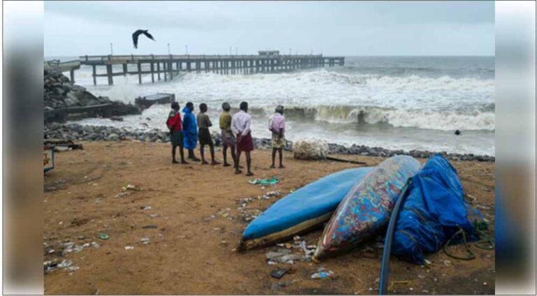 तमिलनाडु के चार मछुआरे श्रीलंकाई नौसेना की गिरफ्त में, समुद्री सीमा लांघने का आरोप