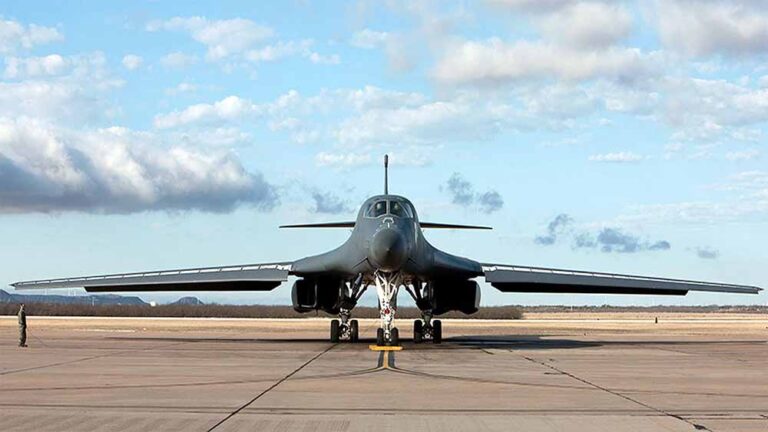 भारत के करीब US का जंगी दम! B-52 बॉम्बर से F-15 फाइटर तक की तैनाती, आखिर निशाना कौन?