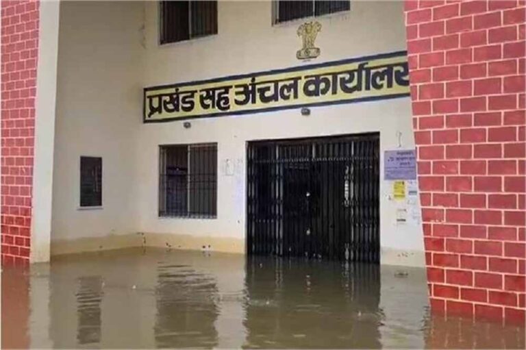 झारखंड में मूसलधार बारिश का कहर, नदियां उफान पर