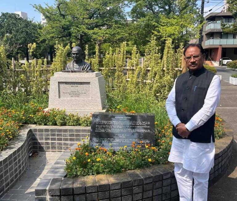 मुख्यमंत्री विष्णुदेव साय ने टोक्यो के ‘लिटिल इंडिया’ पहुँचकर महात्मा गांधी को  किया नमन