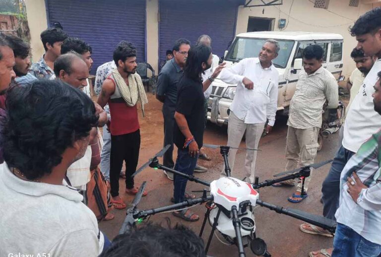 ड्रोन तकनीक से किया जा रहा है, नैनो यूरिया का छिड़काव