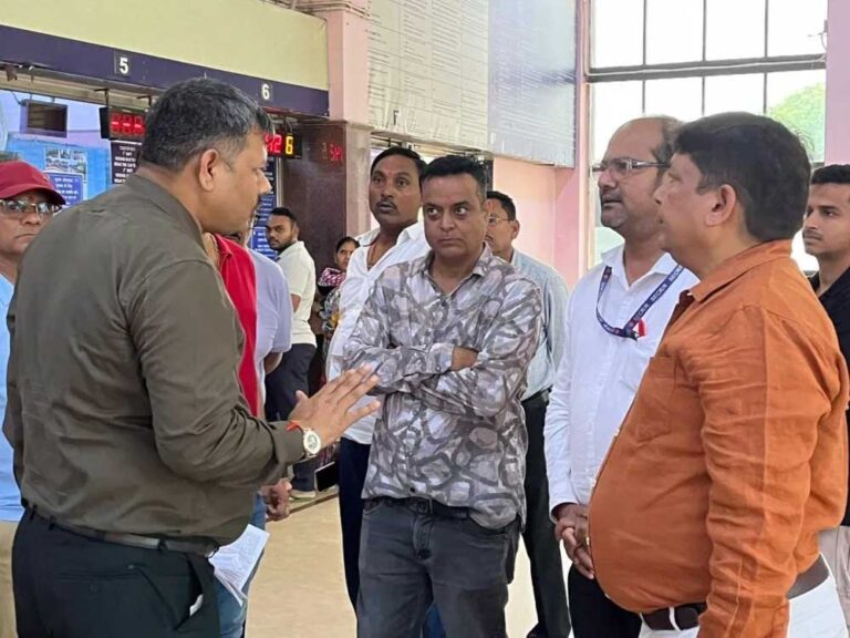 यात्रियों की शिकायत पर तुरंत एक्शन: Sr. DCM ने ‘नायक’ फिल्म की तर्ज पर हटाए CRS