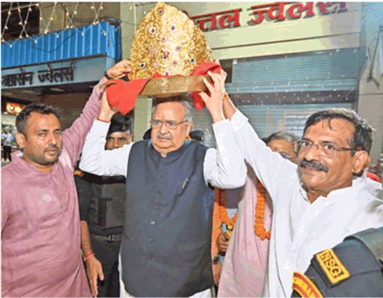 अनूठी थीम वाले पंडाल में विराजे गणपति, 75 लाख का स्वर्ण मुकुट बना आकर्षण