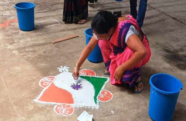 बहनों ने रंगोली बनाकर दिया हर घर तिरंगा अभियान का संदेश