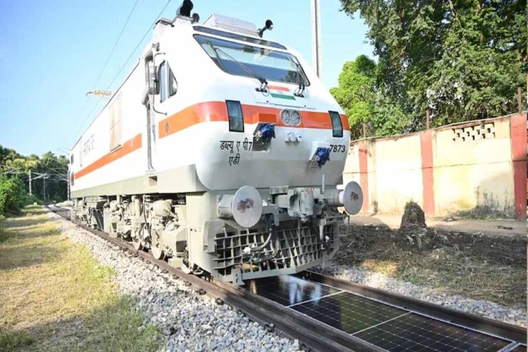 रेलवे का अनोखा कारनामा: पहली बार पटरियों के बीच लगाए सोलर पैनल