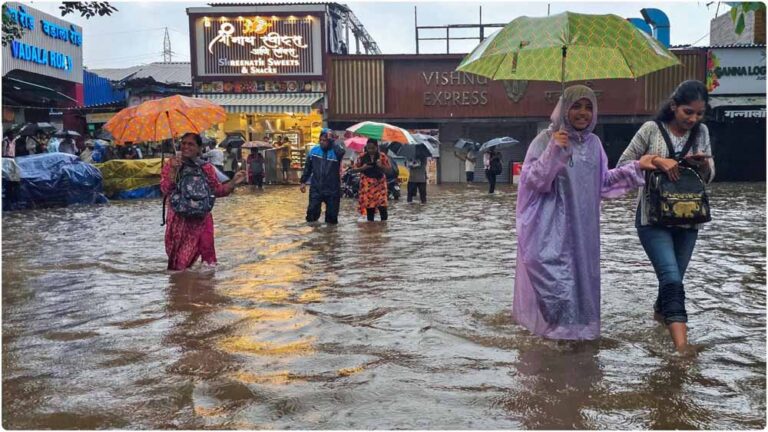 मुंबई में बारिश का कहर: 24 घंटे में 6 की मौत, 15 घंटे ठप रही हार्बर लाइन