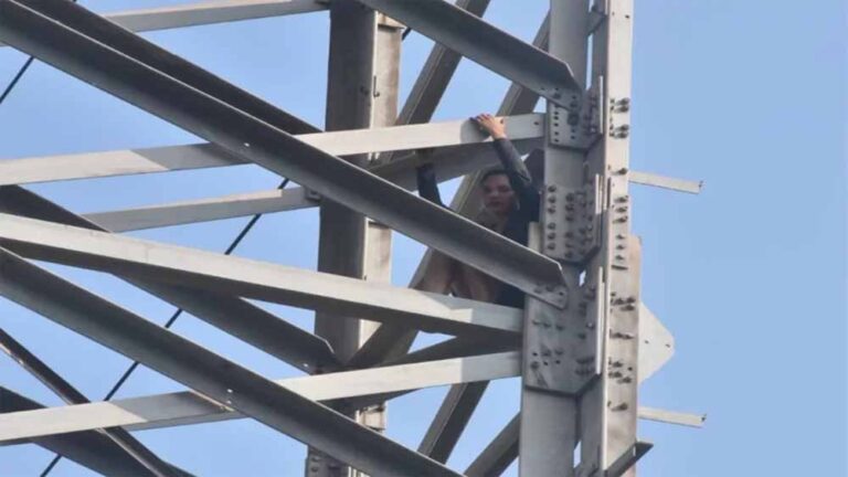 हाईटेंशन लाइन के टावर पर चढ़ी युवती, प्रेमी से नाराज़गी में घंटों किया ड्रामा