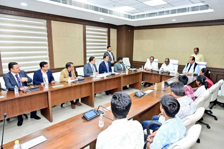 हादसों में जान गंवाने वाले कर्मियों के परिवारों को मिला संबल, हेमंत सोरेन ने दिए 1-1 करोड़ रुपए