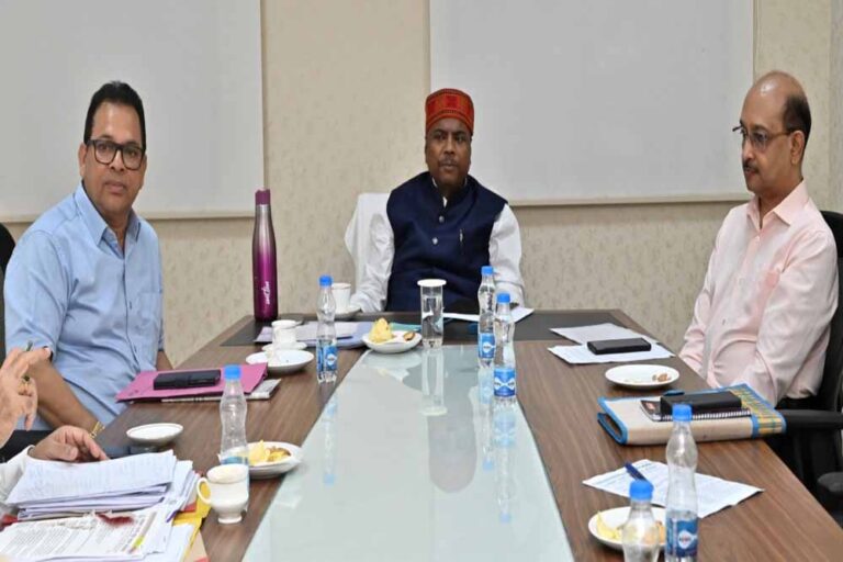 रायपुर : कम स्टॉक वालें जिलों में प्राथमिकता के साथ यूरिया खाद के उपलब्धता सुनिश्चित हो: मंत्री केदार कश्यप