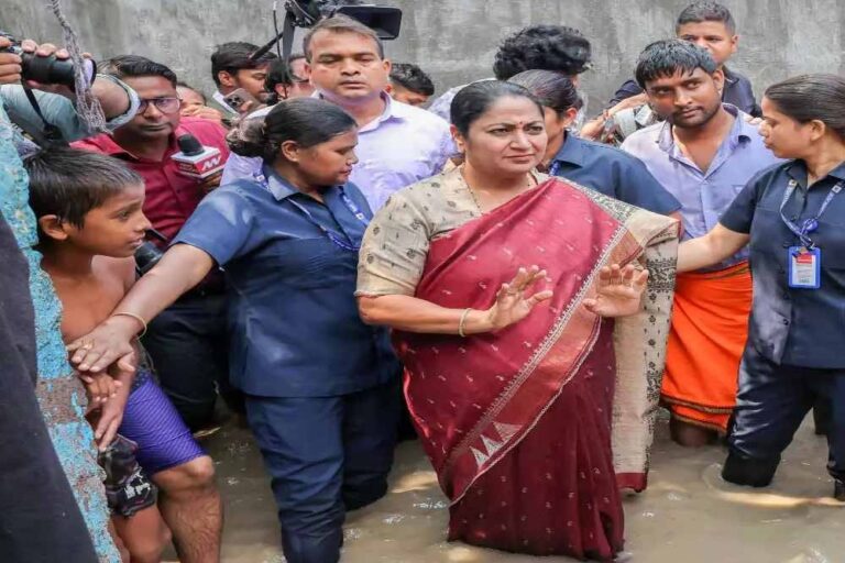 दिल्ली: CM रेखा गुप्ता पर हमला, BJP ने बताया- हाथ पकड़कर खींचने की कोशिश, सिर पर लगी चोट