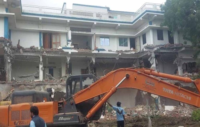 भोपाल में ‘मछली’ परिवार की करोड़ों की अवैध हवेली ढहाई गई, बुलडोजर कार्रवाई