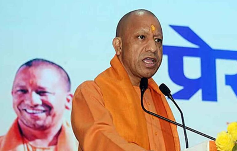 पहले मुगलों ने लूटा, अंग्रेजों ने तबाह किया, फिर कांग्रेस-सपा ने पहचान मिटाई : सीएम योगी