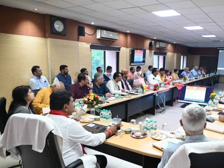 रायपुर : पूर्ण ग्राम सुराज और स्वावलम्बन की दिशा में नया संकल्प: उपमुख्यमंत्री विजय शर्मा की अध्यक्षता में कार्यशाला सम्पन्न