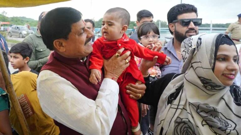 बेटी की पुकार पर रुके CM मोहन यादव, मुस्कुराते हुए खरीदे भुट्टे