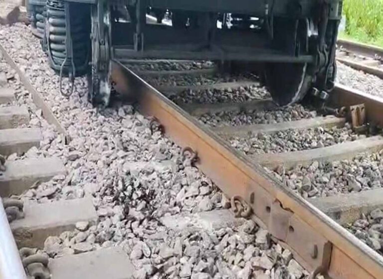 रायपुर: उरकुरा-आरएसडी लाइन पर मालगाड़ी पटरी से उतरी, रेलवे अधिकारियों ने संभाला मोर्चा