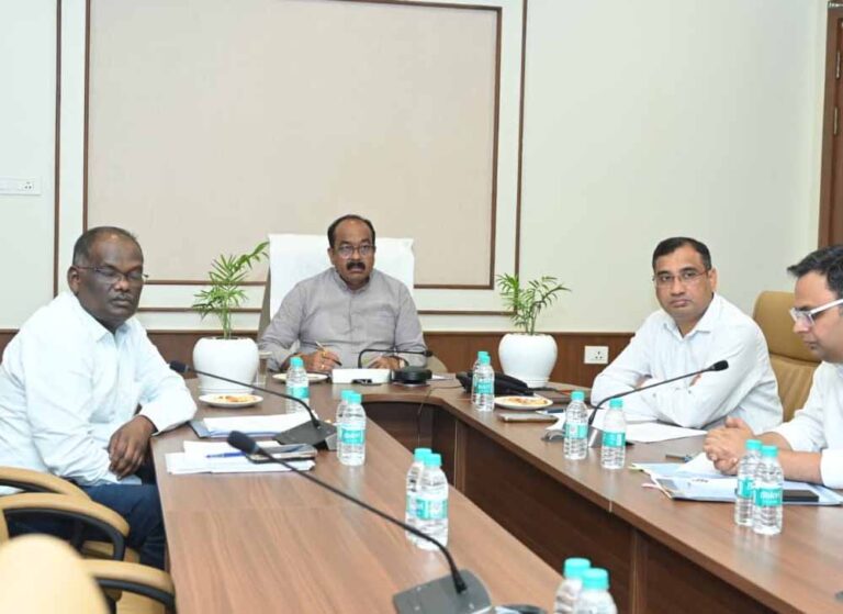 रायपुर : केन्द्रीय आवास और शहरी कार्य मंत्रालय की ऑनलाइन समीक्षा बैठक में शामिल हुए उप मुख्यमंत्री अरुण साव