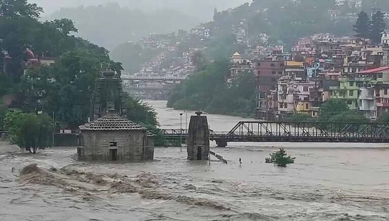 हिमाचल में भारी बारिश, मणिमहेश यात्रा पर फंसे हजारों श्रद्धालु, मोबाइल सिग्नल नहीं