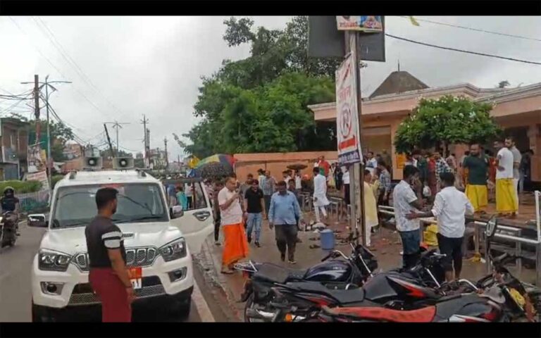 SDM का अलग अंदाज़: लुंगी पहन पहुंचे अतिक्रमण हटाने, हाथ में माइक से किया ऐलान