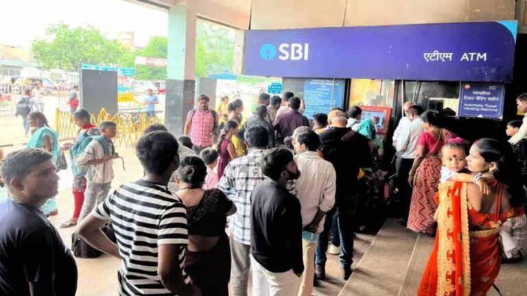 रेलवे की नई व्यवस्था फेल: टिकट देने वाले टीटीई नदारद, यात्रियों को करना पड़ा इंतज़ार