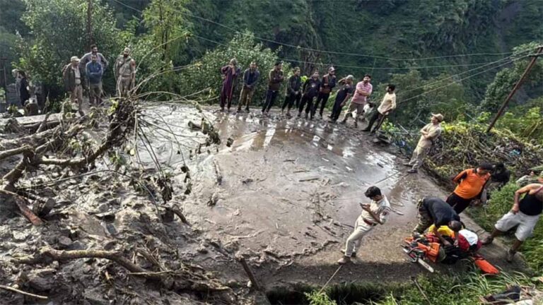 जम्मू-कश्मीर के रियासी में भूस्खलन: 7 शव बरामद, कई लोगों के दबे होने की आशंका