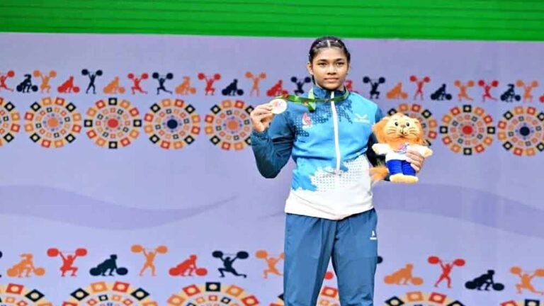 17 वर्षीय कोयल बार ने राष्ट्रमंडल वेटलिफ्टिंग में टॉप किया, दो विश्व रिकॉर्ड बनाए